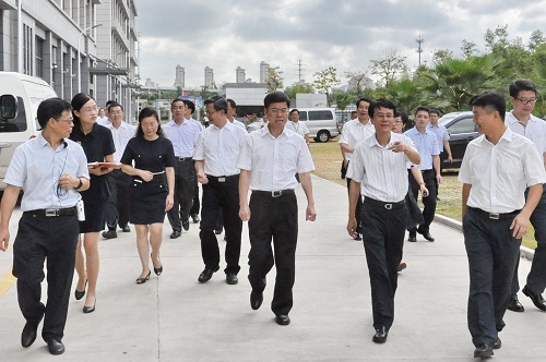 省委常委、市委书记裴金佳和市长庄稼汉调研火炬加速器